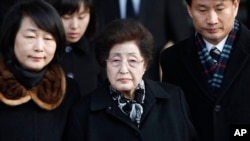 지난 2011년 12월 한국 파주시 남북출입사무소를 거쳐 북한으로 들어가는 이희호 여사. (자료사진)