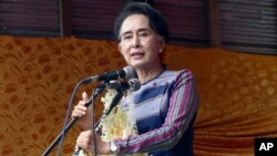 Pemimpin oposisi Myanmar Aung San Suu Kyi berpidato dalam "Tur Kesadaran Pemilu" di Ho-Pong, Pa-O, Myanmar (6/9). (AP/Khin Maung Win)