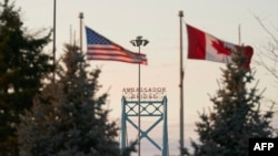 Zastave Amerike i Kanade u Vindzoru, u Ontariju (Foto: Geoff Robins / AFP)