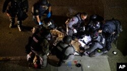 O homem atingido a tiro é socorrido mas morreu no local
