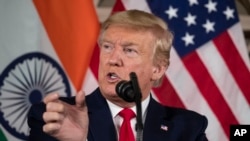 ប្រធានាធិបតីអាមេរិកលោក Donald Trump ថ្លែងជាមួយនឹងមេដឹកនាំផ្នែកជំនួញក្នុងពិធីតុមូលមួយនៅវិមាន Roosevelt House នៅក្រុង New Dehli ប្រទេសឥណ្ឌា កាលពីថ្ងៃទី២៥ ខែកុម្ភៈ ឆ្នាំ២០២០។ 