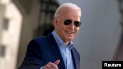 Presiden AS Joe Biden bersiapa menaiki helikopter Marine One dari Gedung Putih, Washingtonb, menuju Reno, Nevada, pada 19 Maret 2024. (Foto: Reuters/Bonnie Cash)