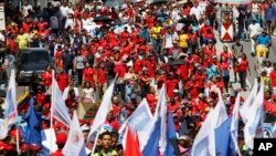 En esta foto de archivo, partidarios del presidente Nicolás Maduro participan en concentración frente al Palacio presidencial de Miraflores el 30 de mayo de 2017.