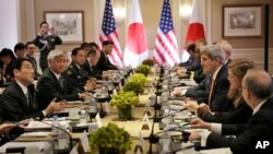 2015年4月27日，日本外相岸田文雄（左）、防衛相中谷元（左二）和美國國務卿克里（右三）、國防部長卡特（照片中見不到）等外交和防務官員在紐約會晤。