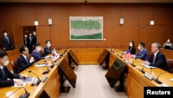  스티븐 비건 미 국무부 부장관 겸 대북정책특별대표가 8일 서울 외교부 청사에서 이도훈 외교부 한반도평화교섭본부장과 회동을 하고 있다. 
