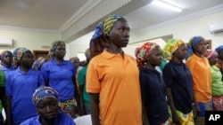 FILE - Murid-murid perempuan sekolah Chibok, yang baru saja dibebaskan dari penculikan kelompok ekstremis Nigeria,di Abuja, Nigeria. May 8, 2017.