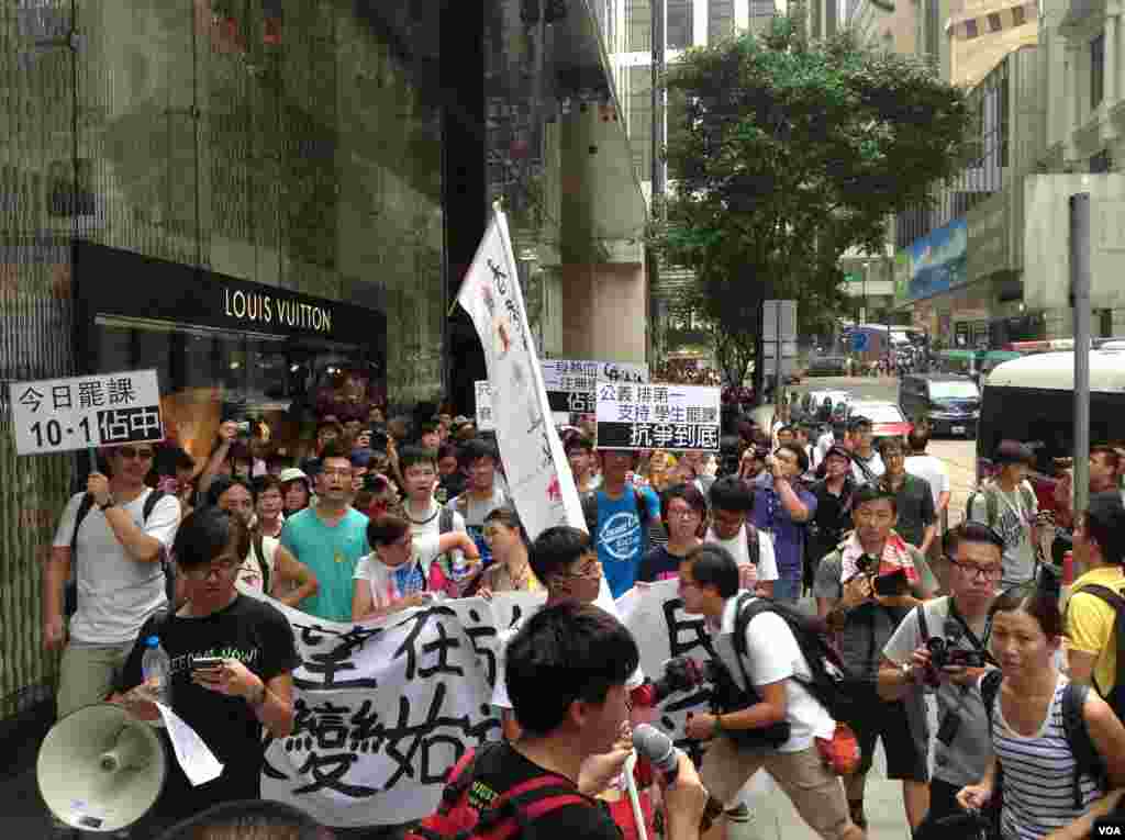 香港学联大专界罢课星期三继续在添马公园举行(美国之音图片/海彦拍摄)