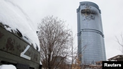 Sebuah gedung hunian yang rusak setelah serangan drone yang diduga berasal dari Ukraina, di Kota Kazan, Rusia, Sabtu, 21 Desember 2024. (Foto: Stringer/Reuters)