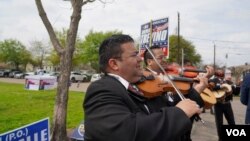 Los ciudadanos que llegaron a este centro de votación en Houston, Texas, fueron recibidos con mariachi. (Foto: Alejandra Arredondo)