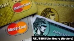 ILUSTRASI - Kartu kredit American Express dan MasterCard di Washington 25 Juni 2008. (REUTERS/Jim Bourg)