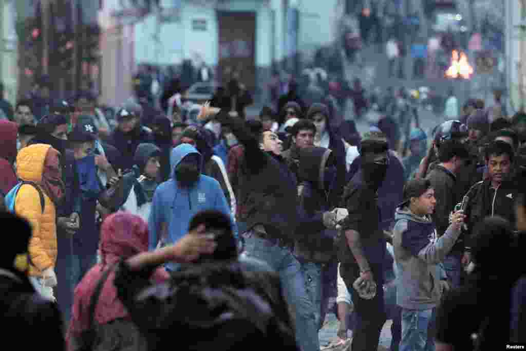 Manifestantes se enfrentan a la policía antimotín. 