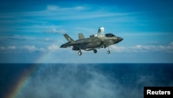 美國海軍陸戰隊一架F-35B戰機在南中國海舉行的一次飛行行動中正準備在美利堅號兩棲攻擊艦的甲板上降落。（2020年4月18日）