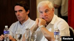 El presidente panameño Ricardo Martinelli, junto al ex presidente del gobierno español, José María Aznar, en Tela Honduras.