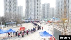 天津市民排隊等候接受新冠病毒核酸檢測。 （2022年1月9日）