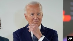 El presidente Joe Biden escucha durante una visita al Centro de Operaciones de Emergencia de Washington D.C., el martes 2 de julio de 2024, en Washington. 