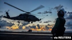 지난달 17일 남중국해에서 미 해군 MH-60R 헬기가 로널드레이건 항공모함에 착륙하고 있다.