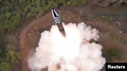 朝鮮中央通訊社公佈照片顯示北韓發射一枚固體燃料的洲際彈道導彈。（2023年4月14日）