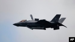 美國海軍陸戰隊的一架F-35B戰鬥機在新加坡航空展進行預演。(2022年2月13日)