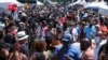 Kerumunan orang dalam peringatan Juneteenth di Leimert Park Plaza di Los Angeles pada 19 Juni 2021. (Foto: AP)
