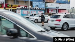 Petugas kepolisian setempat mengarahkan lalu lintas kendaraan di sebuah persimpangan di Puerto Rico setelah pemadaman listrik kedua mengakibatkan pulau itu tanpa aliran listrik, Guayanbo, Puerto Rico, 18 April 2018. 