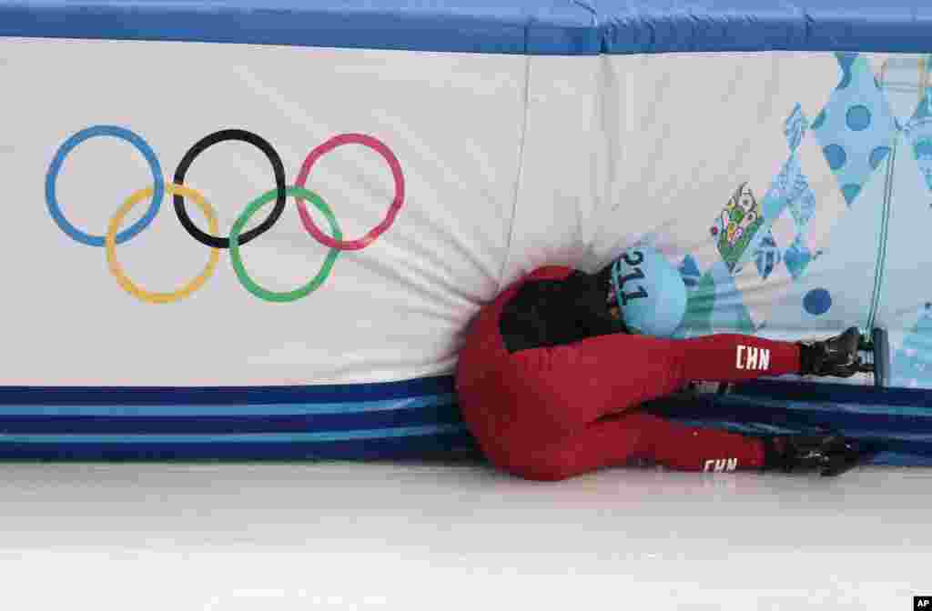 Shi Jingnan of China crashes in a men's 1500m short track speedskating heat at the Iceberg Skating Palace in Sochi, Russia, Feb. 10, 2014.