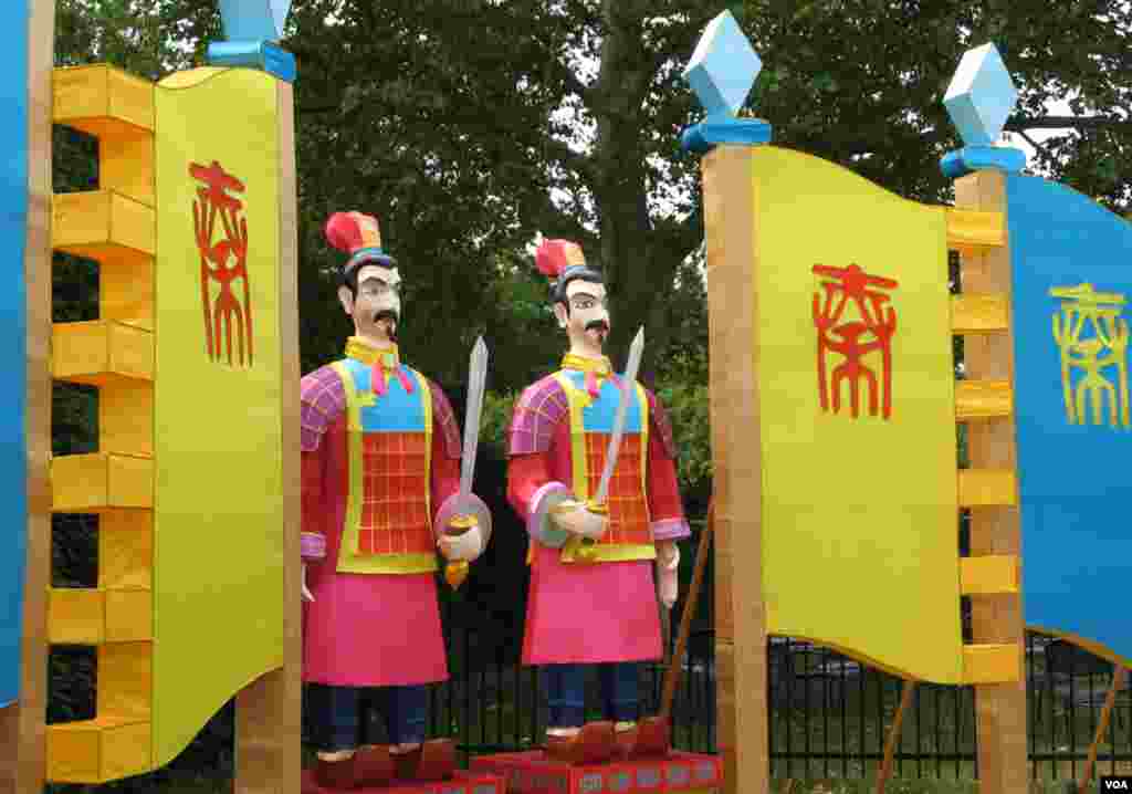 Lanterns modeled on the famed Xian terracotta warriors stand guard at a Missouri Botanical Garden gate. (A. Chimes/VOA)