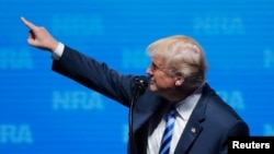 Le président des États-Unis, Donald Trump, s'exprime lors du forum des dirigeants de la NRA-ILA lors de la réunion annuelle et des expositions du NRA au Kay Bailey Hutchison Convention Center à Dallas, Texas, 4 mai 2018.