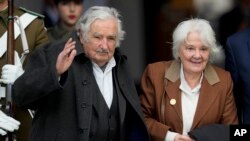 ARCHIVO - El expresidente de Uruguay, José Mujica, y su esposa Lucía Topolansky ingresan al palacio presidencial de La Moneda para una ceremonia en Santiago, Chile, el 11 de septiembre de 2023.