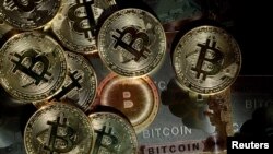 
FOTO DE ARCHIVO: La ilustración muestra representaciones de la criptomoneda Bitcoin.