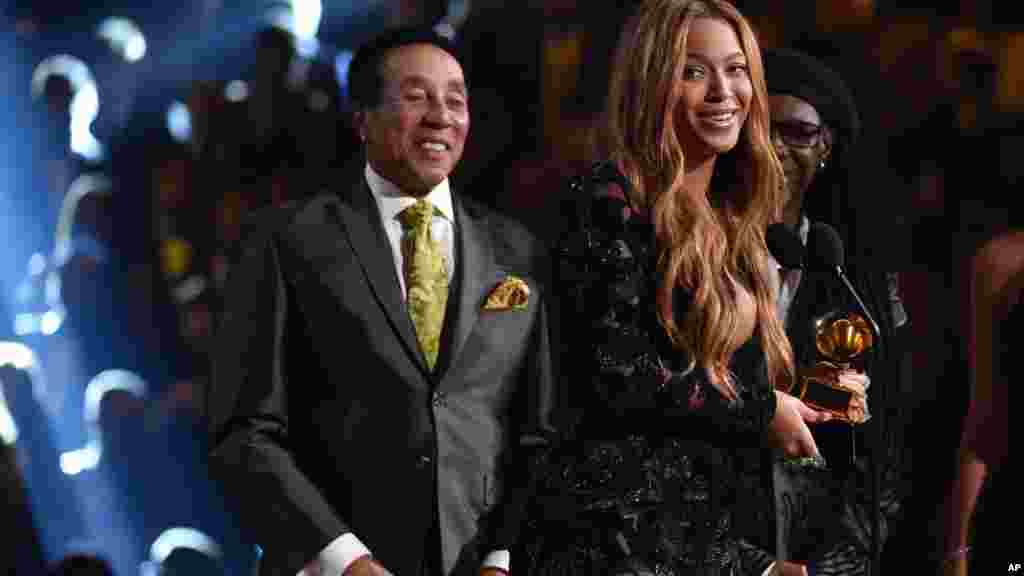 Smokey Robinson, izquierda, presenta a Beyonce el premio por “Drunk in Love”.