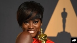 Viola Davis berpose di ruangan pers setelah mendapat piala aktris pendukung terbaik di Oscars 2017 (26/2) di Dolby Theatre, Los Angeles.