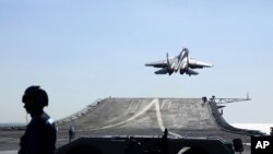 ILUSTRASI - Jet tempur J-15 dari kapal induk Liaoning Angkatan Laut China lepas landas untuk latihan tempur di perairan terbuka yang meliputi Laut Kuning, Laut Timur, dan Pasifik Barat. (Xinhua via AFP)