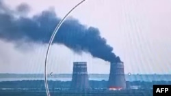 资料照:从乌克兰总统新闻处2024年8月11日发布的视频中截取的图像显示,位于乌克兰南部埃涅尔戈达尔的由俄罗斯控制的扎波罗热核电站的一座冷却塔发生火灾。