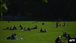 Les gens s'assoient dans l'herbe à Central Park le 15 octobre 2020 à New York.