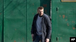 Tokoh oposisi utama Rusia, Alexei Navalny meninggalkan rumah tahanan di Moskow, Rusia (6/3).
