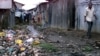 Un homme marche en évitant les égouts et les ordures dans le bidonville appauvri de Kibera, à quatre kilomètres de Nairobi, le 28 juin 2002. (Photo: Reuters)