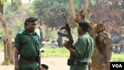 Antigos guerrilheiros da Renamo, Gorongosa , 2012 (J. Jackson/VOA) 