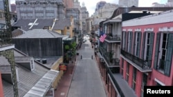 Bourbon Street di kota New Orleans, Louisiana, yang biasa dipenuhi turis tampak sepi akibat pandemi Covid-19 (27/3). 
