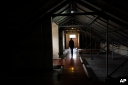 Los pasillos utilizados de la Escuela de Mecánica de la Armada Argentina, en Buenos Aires, Argentina, el martes 19 de septiembre de 2023. La ESMA ha sido declarada Patrimonio de la Humanidad por la UNESCO. (Foto AP/Rodrigo Abd)