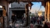 Njerëzit inspektojnë rrënojat e një ndërtese të bombarduar nga Izraeli në qytetin jugor Rafah, në Rripin e Gazës më 11 shkurt, 2024/AFP