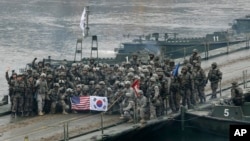 지난 2015년 12월 미군과 한국 군인들이 한탄강에서 합동 도강훈련을 했다.