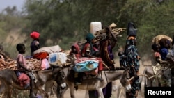 Para pengungsi Sudan mengungsi untuk menyelamatkan diri dari kekerasan di wilayah Darfur, ke perbatasan antara Sudan dan Chad di Goungour, Chad, 8 Mei 2023. (Foto: Zohra Bensemra/Reuters)