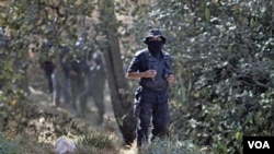 La policía federal de México y convoyes del ejército iniciaron la búsqueda de los prófugos y piden ayuda a las autoridades estadounidenses.