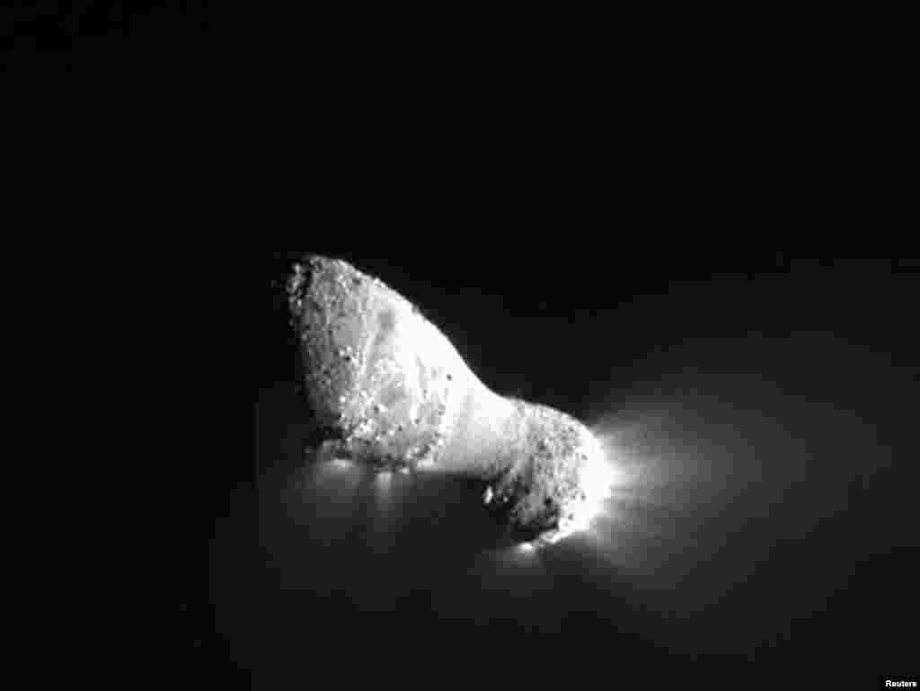 Wannan hoton wata tauraruwa mai wutsiya ce mai suna "COMET HARTLEY 2" wadda wani kumbon Hukumar NASA mai suna EPOXI ya dauka ranar 4 Nuwamba, 2010 lokacin da yaje shigewa ta kusa da tauraruwar a cikin filin sararin subhana.