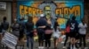 Juez desestima uno de los cargos contra expolicía acusado de la muerte de George Floyd