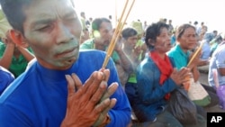 អ្នក​ភូមិ​កម្ពុជា ​​បាន​រង​ប៉ះពាល់​ដោយ​ការ​បាត់បង់​ដីធ្លី​នៅ​ព្រៃ​ឡង់ នៅ​ភាគ​ខាង​ជើង​នៃ​ប្រទេស បន់ស្រន់​នៅ​ទីសក្ការៈ​បូជា​មួយ​កន្លែង​នៅ​កណ្តាល​ក្រុង​ភ្នំពេញ ថ្ងៃទី១៨ សីហា ២០១១។ 