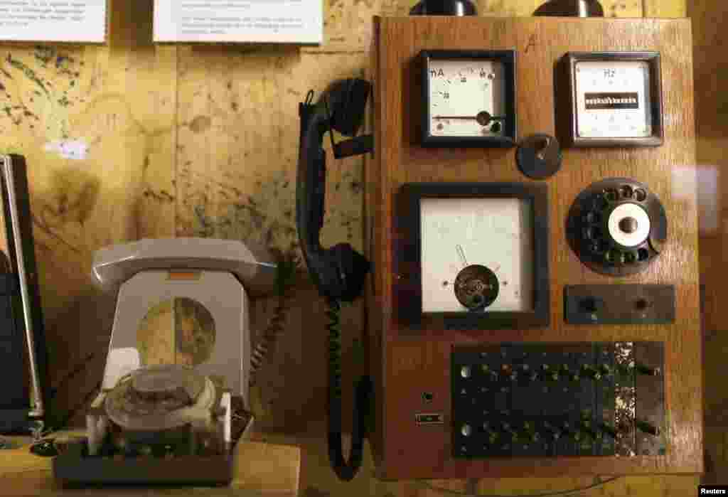 Sebuah telepon untuk 'menguping' pembicaraan dipajang pada Museum mata-mata 'Top Secret' di kota Oberhausen, Jerman.