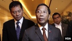 Wakil Presiden Filipina Jojomar Binay di bandara Manila setelah kembali dari Tiongkok bulan lalu.