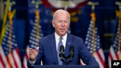 Presiden Joe Biden memberikan sambutan di Kearny, New Jersey, AS, 25 Oktober 2021. (Foto: AP)