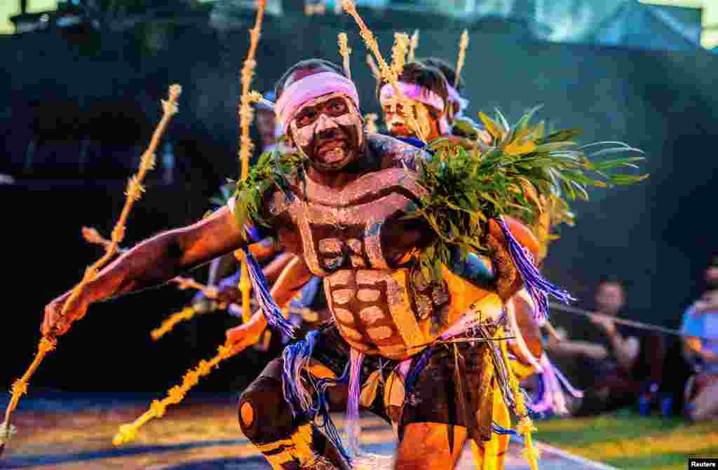 Para penonton menyaksikan tarian dan akrobat "laba-laba" suku Aborigin dalam sebuah pertunjukan menggunakan sinar laser di Perth, Australia.